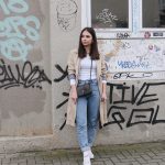 It's all about basics on http://vogueetvoyage.com basics, mom jeans, white shirt, trench, trench coat, white sneakers, ootd, casual